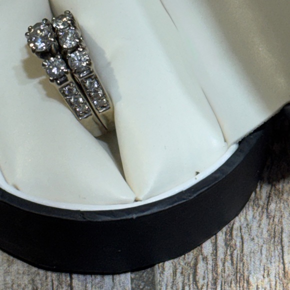 Elegant Diamond Wedding Set - Picture 8 of 16